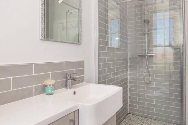 Unclassified image, 1 of 6, button