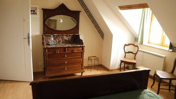 2 slaapkamers, een strijkplank/strijkijzer, gratis wifi, beddengoed