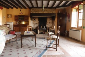 Fernseher, Kamin, DVD-Player, Bücher