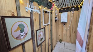 A wooden fence with a sign reading 'TOWELS' and a framed duck illustration. - Edith - Glamping in Springs Country. Walk to downtown High Springs! (High Springs)