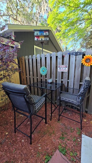 Outdoor dining - Edith - Vintage Cruiser RV in Springs Country (High Springs)