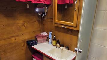 Douche, sèche-cheveux, serviettes fournies, savon