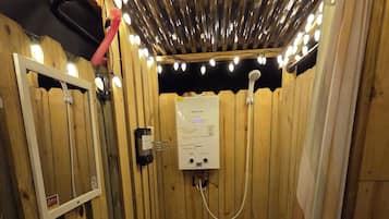 Douche, sèche-cheveux, serviettes fournies, savon