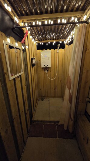 Douche, sèche-cheveux, serviettes fournies, savon