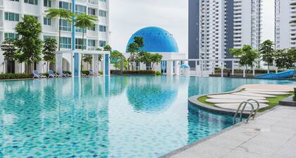 Pool View 3BR* Walk to SHOPS EAT * AC & Wi-Fi