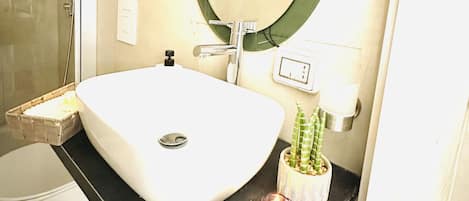 Douche, sĂšche-cheveux, bidet, serviettes fournies