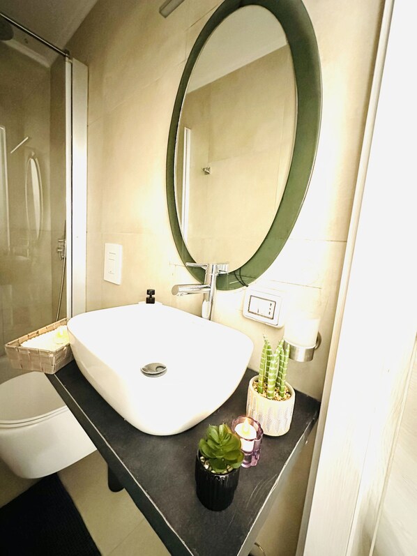Dusche, Haartrockner, Bidet, Handtücher