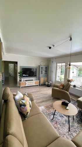 Villa Davvi dállu: Family-friendly vacation home with playhouse, sauna & garden