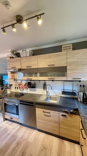 Fridge, stovetop, dishwasher, coffee/tea maker - Villa Davvi dállu: Family-friendly vacation home with playhouse, sauna & garden (Vidsel)