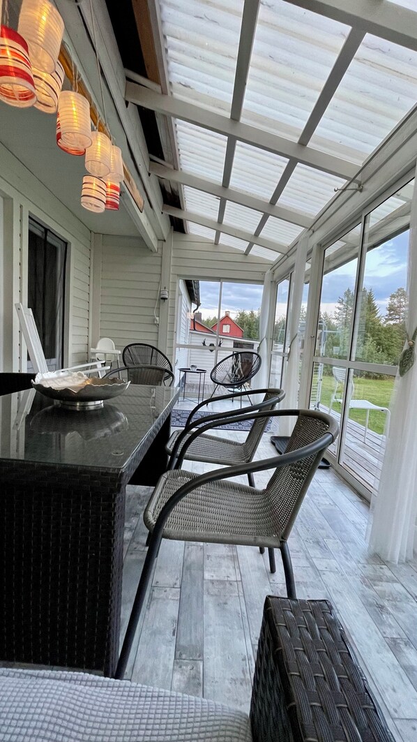 Dining - Villa Davvi dállu: Family-friendly vacation home with playhouse, sauna & garden (Vidsel)