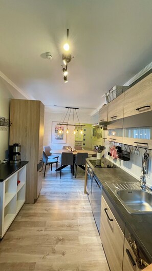 Frigorifero, piano cottura, lavastoviglie, macchina per tè/caffè