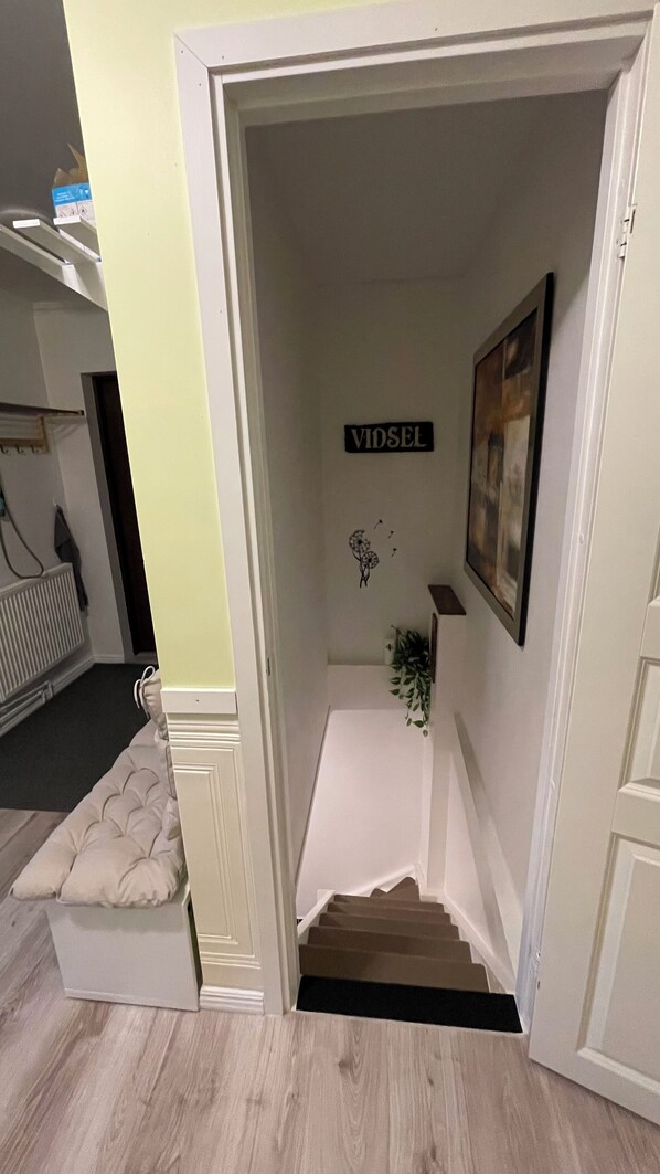 Un pasillo con una escalera que lleva a una habitación con la etiqueta 'VIDSEL'.