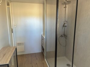 Douche, serviettes fournies, papier toilette