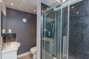 Dusche, Haartrockner, Handtücher, Seife
