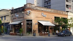 En restaurant kaldet 'Pany' med udesiddepladser og en tydelig indgang.