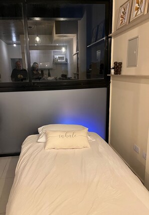 1 habitación, tabla de planchar con plancha, internet y ropa de cama