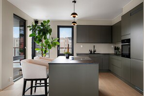 Kjøleskap, ovn, kokeplater og oppvaskmaskin