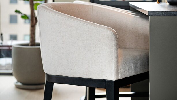 Une pièce moderne avec une grande fenêtre, une plante en pot et une chaise.