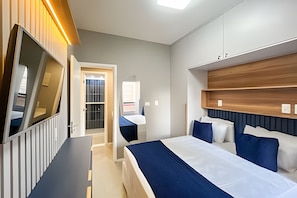 1 quarto, ferros/tábuas de passar roupa, roupa de cama
