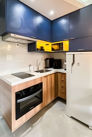 Kühlschrank, Mikrowelle, Ofen, Wasserkocher mit Kaffee-/Teezubehör