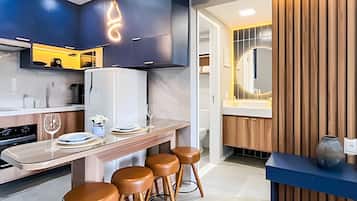 Geladeira, micro-ondas, fogão, cafeteira/chaleira