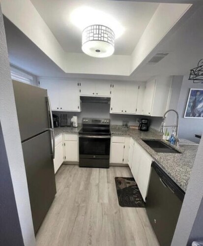 Perfect townhome with AC in sunny Phoenix
