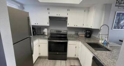 Perfect townhome with AC in sunny Phoenix
