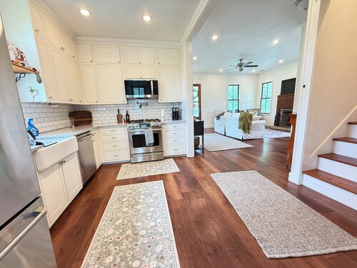 Charming 3-bedroom farmhouse, w/fire pit, game room and outdoor space in Guyton