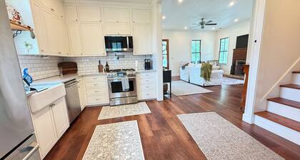 Charming 3-bedroom farmhouse, w/fire pit, game room and outdoor space in Guyton