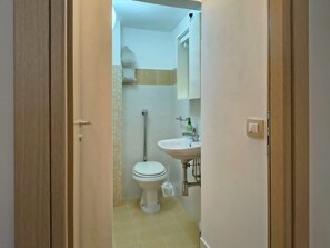Haartrockner, Handtücher, Seife, Toilettenpapier
