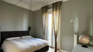 A bedroom with a bed, a desk, and a globe. - Comfortable newly renovated room Isola/Dergano area (Milano)