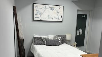 Tabla de planchar con plancha, wifi y ropa de cama