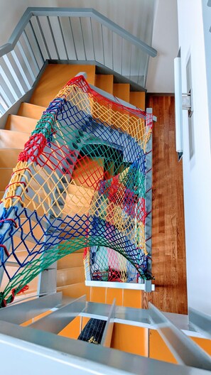 Una escalera con una red colorida.