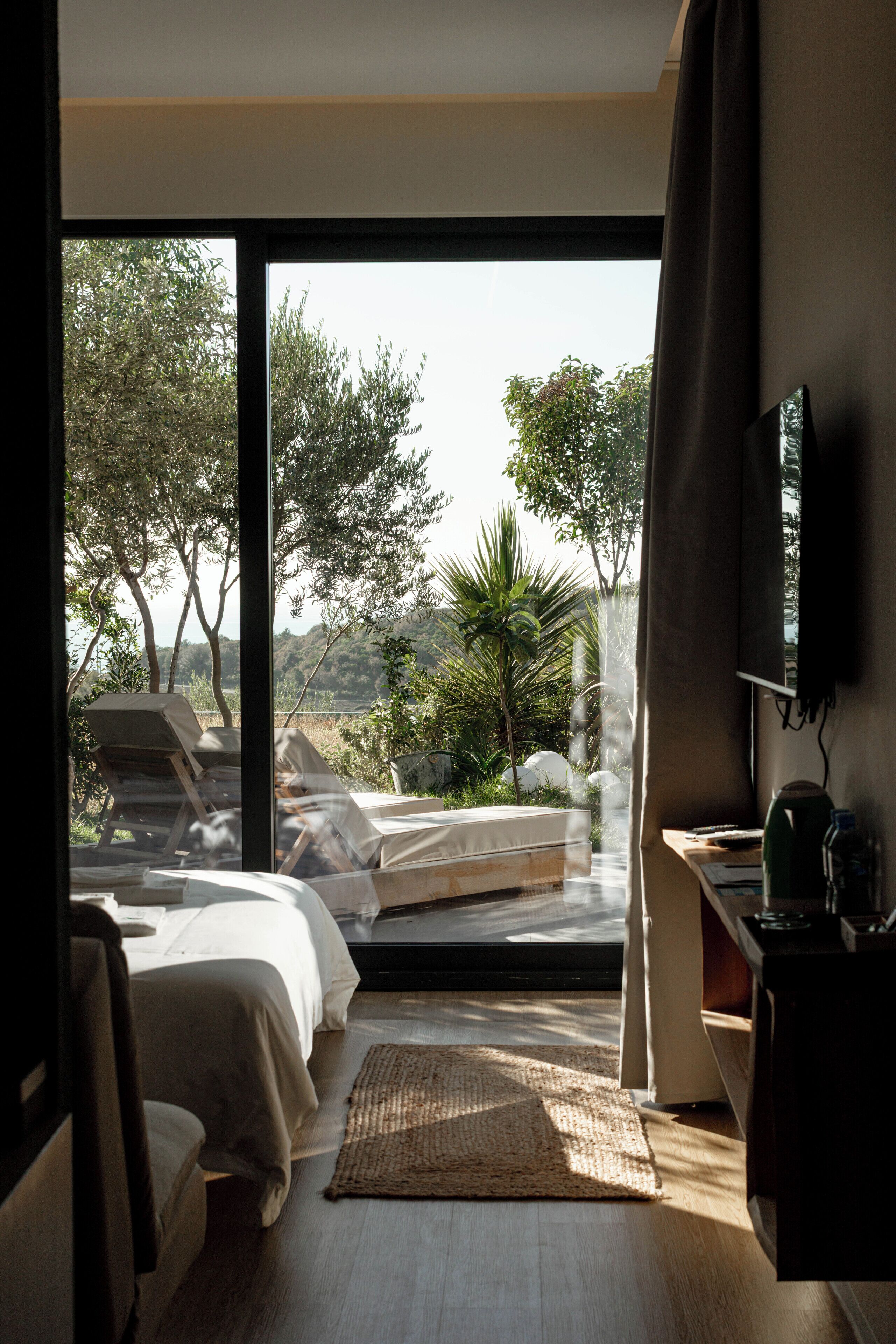 Habitació doble Comfort, vistes al mar, al costat de la piscina | Llençols de cotó egipci, roba de llit d'alta qualitat i cobrellits 