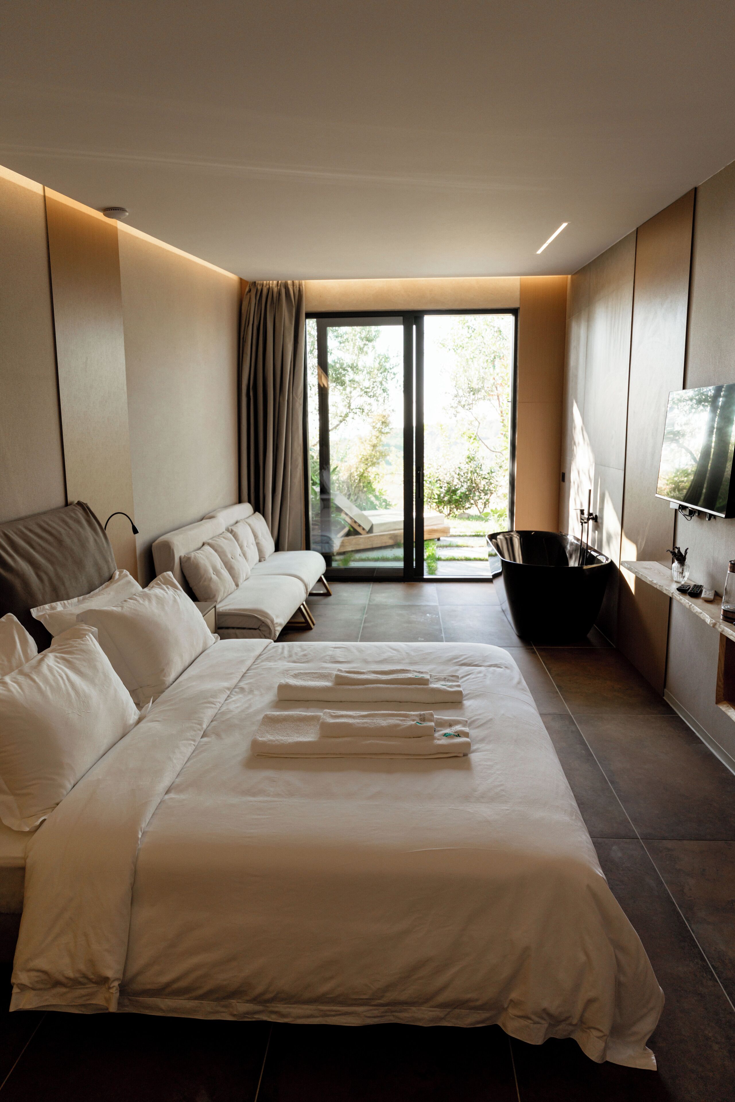 Estudi en suite Deluxe, banyera, vistes al mar | Llençols de cotó egipci, roba de llit d'alta qualitat i cobrellits 