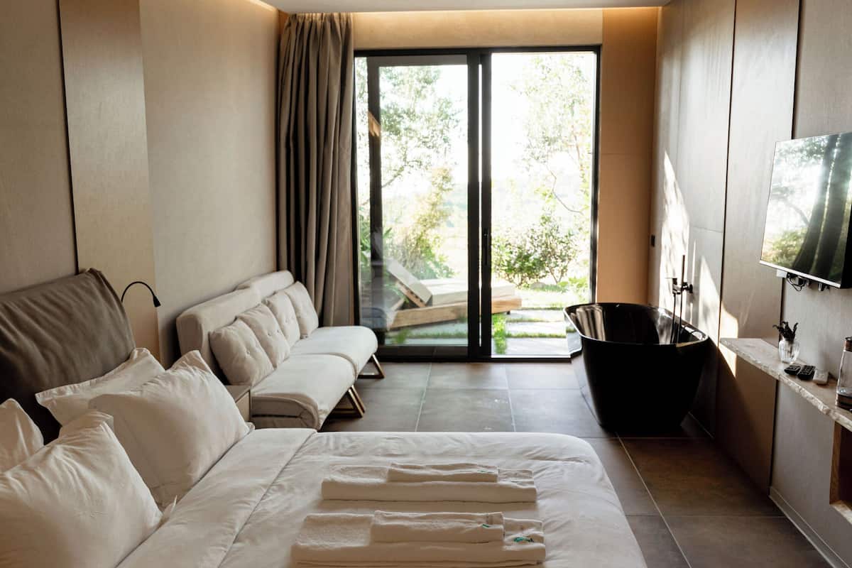 Deluxe Studio Suite, Bathtub, Sea View | Egyptian cotton sheets, premium bedding, down comforters, minibar