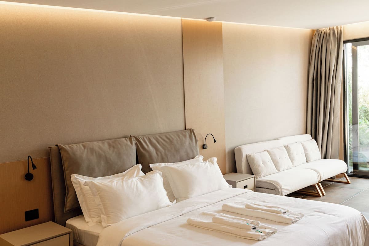 Egyptian cotton sheets, premium bedding, down comforters, minibar