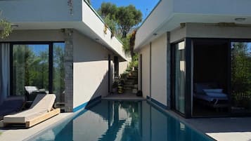 Kahden hengen comfort-huone, merinäköala, uima-altaan luona | Egyptinpuuvillaiset lakanat, ylelliset vuodevaatteet, untuvapeitot