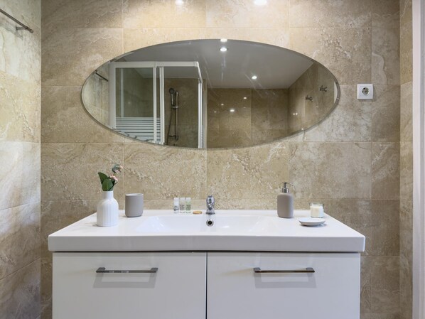 Shower, hair dryer, towels