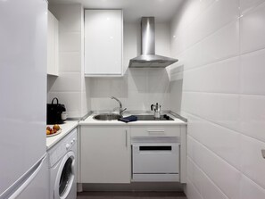Refrigerador, microondas, lavavajillas y cafetera y tetera 