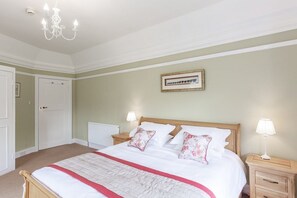 2 bedrooms, iron/ironing board, travel cot, free WiFi