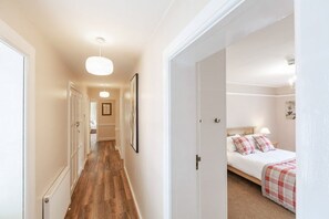 2 bedrooms, iron/ironing board, travel cot, free WiFi