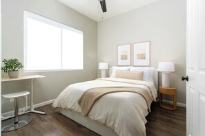 4 habitaciones, escritorio y tabla de planchar con plancha