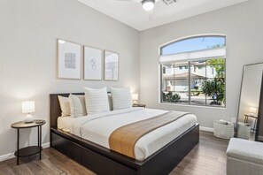 4 makuuhuonetta, silitysrauta/-lauta, vauvan matkasänky, Wi-Fi