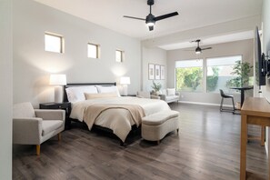 4 Schlafzimmer, Schreibtisch, Bügeleisen/Bügelbrett, Reisekinderbett