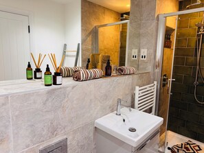 Sèche-cheveux, serviettes fournies, savon, shampoing