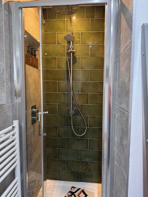 Séchoir à cheveux, serviettes fournies, savon, shampooing