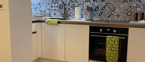 Een koelkast, een microgolfoven, een oven, een kookplaat