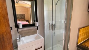 تجهيزات دش، مجففات شعر، مناشف، صابون