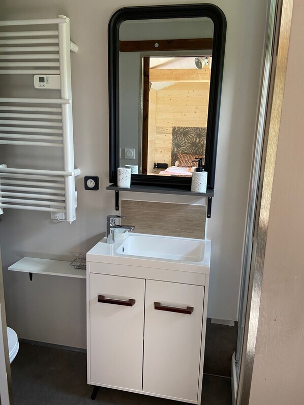 Unclassified image, 1 of 14, button